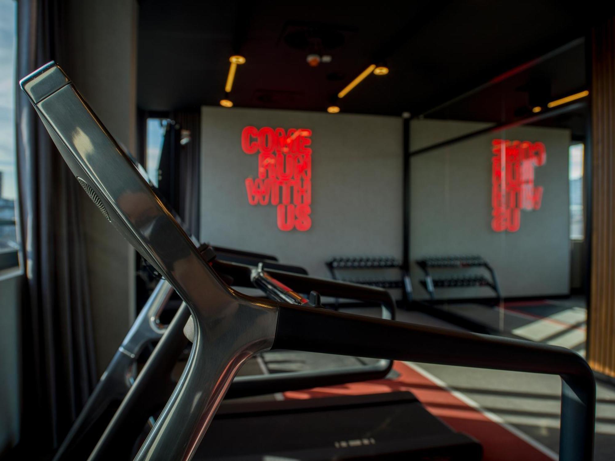 فندق Radisson Red بلغراد المظهر الخارجي الصورة